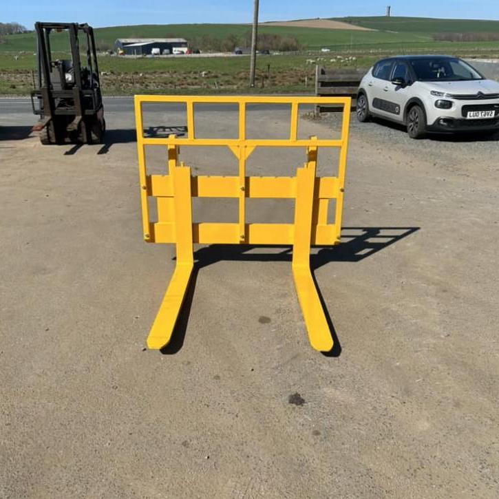 4 ton Pallet Forks with guard and Volvo Hooks